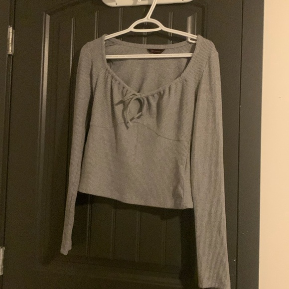 No Boundaries grey knit long sleeve tee shirt with bow in front - Picture 1 of 4